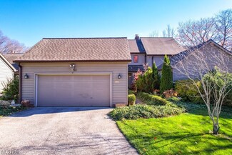 102 Signal Hill Ct, Chagrin Falls, OH 44023