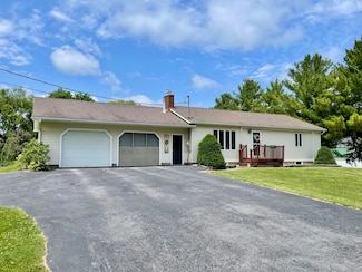 15 Spruce St, Champlain, NY 12919
