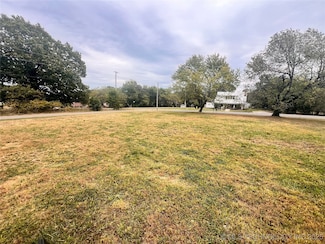 1222 S 3rd St, Stilwell, OK 74960