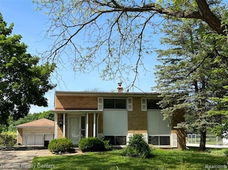 23556 Candace Dr, Rockwood, MI 48173