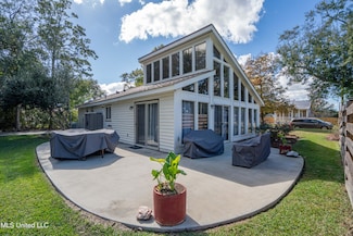 1017 Lincoln Dr, Bay Saint Louis, MS 39520