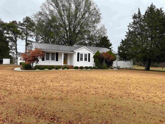 7405 River Rd, Muscle Shoals, AL 35661
