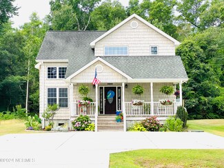 1068 Waccamaw Shores Rd, Lake Waccamaw, NC 28450