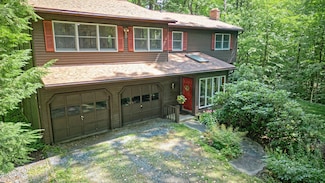 635 Kinns Rd, Clifton Park, NY 12065