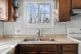 7 Meadow Ln, Lewiston, ME 04240