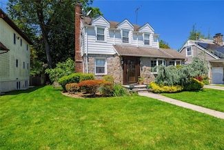17 Adair Ct, Malverne, NY 11565