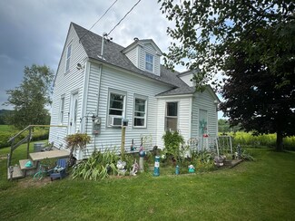 822 Gardiner Rd, Wales, ME 04280