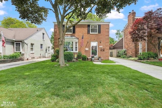1984 Lancaster St, Grosse Pointe Woods, MI 48236