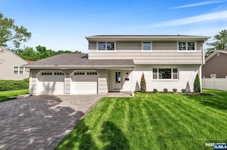 246 Oakwood Dr, Paramus, NJ 07652