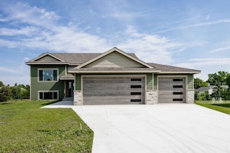 656 Lake Forest Cir, Detroit Lakes, MN 56501