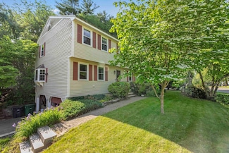 4 Franconia Dr, Nashua, NH 03063