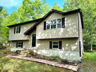 1169 Hunters Woods Dr, East Stroudsburg, PA 18301