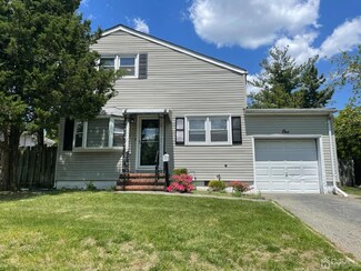 1 Mohawk Ln, Parlin, NJ 08859
