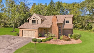 158 York Cir, Valparaiso, IN 46385