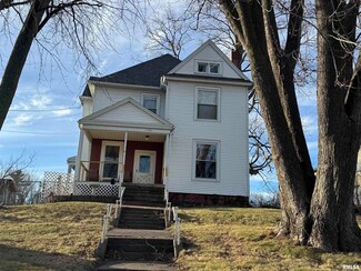 1720 N 3rd St, Clinton, IA 52732