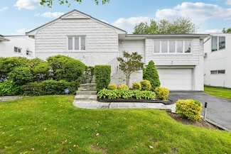 904 Woodmere Dr, Valley Stream, NY 11581