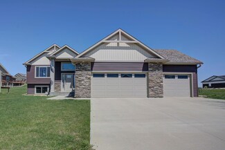952 Golfview Ave, Zumbrota, MN 55992