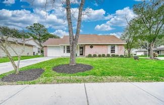 915 W Primrose Meadows Cir, Pearland, TX 77584