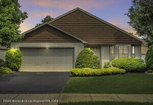 15 Hansom Ln, Marlboro, NJ 07746