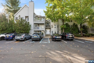 95 Quartz Ln, Paterson, NJ 07501