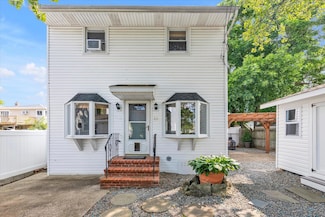 13 7th St, Bayville, NY 11709