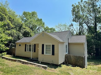 2434 Columbus Cir, Charlotte, NC 28208