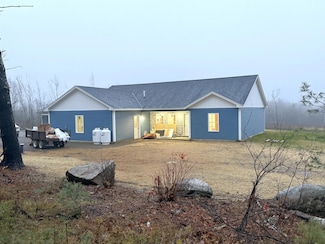 3 Elmwood Ave, Windsor, ME 04363