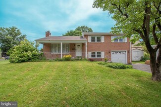 5 Sherwood Dr, Levittown, PA 19054