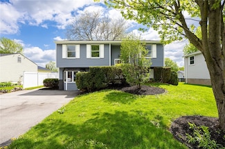 5755 Dalton Dr, Farmington, NY 14425