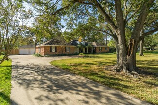 410 Lakeshore Dr, El Lago, TX 77586