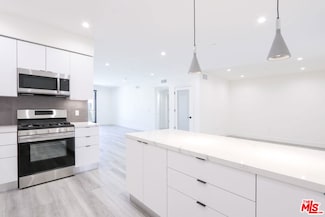 11800 Courtleigh Dr Unit 402, Los Angeles, CA 90066