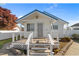1042 Hawthorne Ave, Reedsport, OR 97467