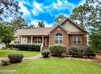 2 Troy Ct, Pinehurst, NC 28374