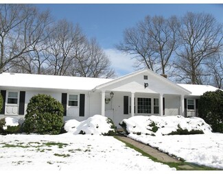32 Country Dr, Somerset, MA 02726