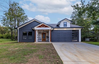 1921 Goldsberry St, Nacogdoches, TX 75964