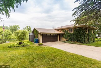 2158 Lakebrook Dr, New Brighton, MN 55112
