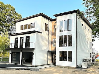 70 Maquoit Dr, Freeport, ME 04032