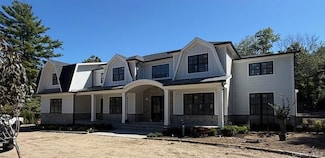 4 Middle Hollow Rd, Huntington, NY 11743