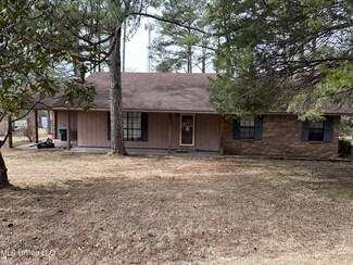 19 Pinecrest Dr, Macon, MS 39341
