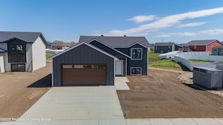1810 Yellowstone Cir, Dickinson, ND 58601