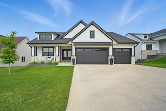 2216 Timberview Dr, Norwalk, IA 50211