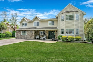33 Stonywood Dr, ComMacK, NY 11725