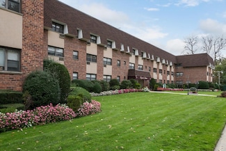 25 Elizabeth St Unit 3J, Farmingdale, NY 11735