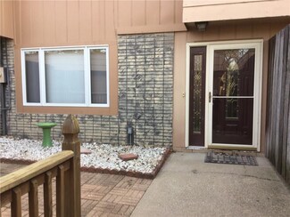 6750 School St Unit 532, Windsor Heights, IA 50324