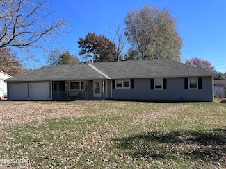 1910 Wynwood Dr, Carthage, MO 64836