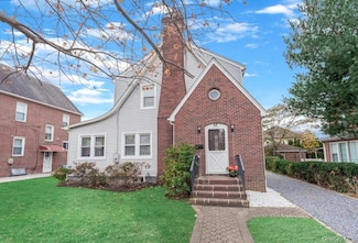 62 Essex Rd, Great Neck, NY 11023