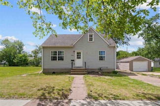 1664 8th St NW, Cedar Rapids, IA 52405