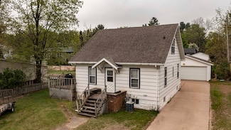 207 E Sumner St, Weyauwega, WI 54983