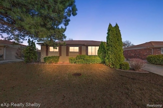 39622 University Dr, Sterling Heights, MI 48310