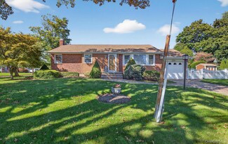 1 Marlowe Place, Greenlawn, NY 11740